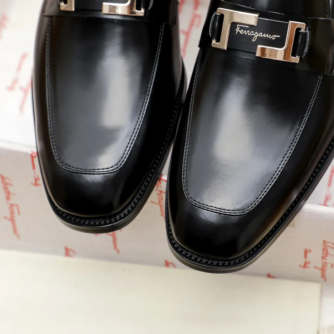 Factory price 460 🔥Ferragamo's new men's casual slip-on shoes🇨🇳Official website original 1:1 mold opening, original quality💯Fine workmanship, high-end luxury☘The upper is made of imported Italian first-layer cowhide🌴Water-dyed🐂Leather lining🍓Rubber wear-resistant and non-slip outsole, breathable and comfortable to wear🍍The first choice for high-grade men, black is optional! Code number 38-44 (45.46. Can be customized)